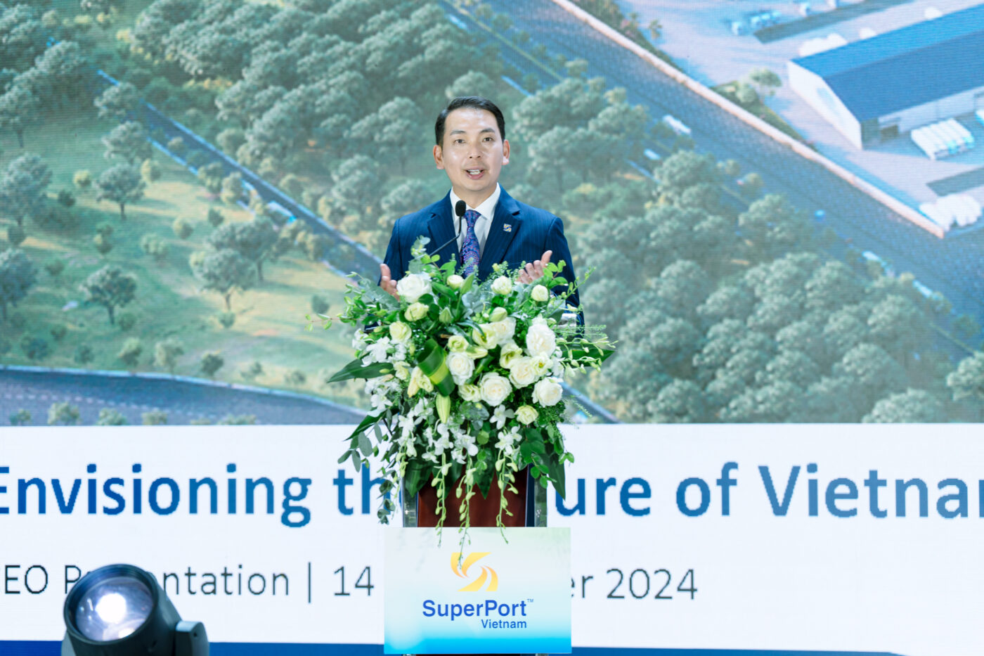 Tien-si-Yap-Kwong-Weng-Tong-Giam-doc-Yap-Kwong-Weng-trinh-bay-sang-kien-ket-noi-lien-mach-nang-cao-hieu-qua-chuoi-cung-ung-trong-khu-vuc