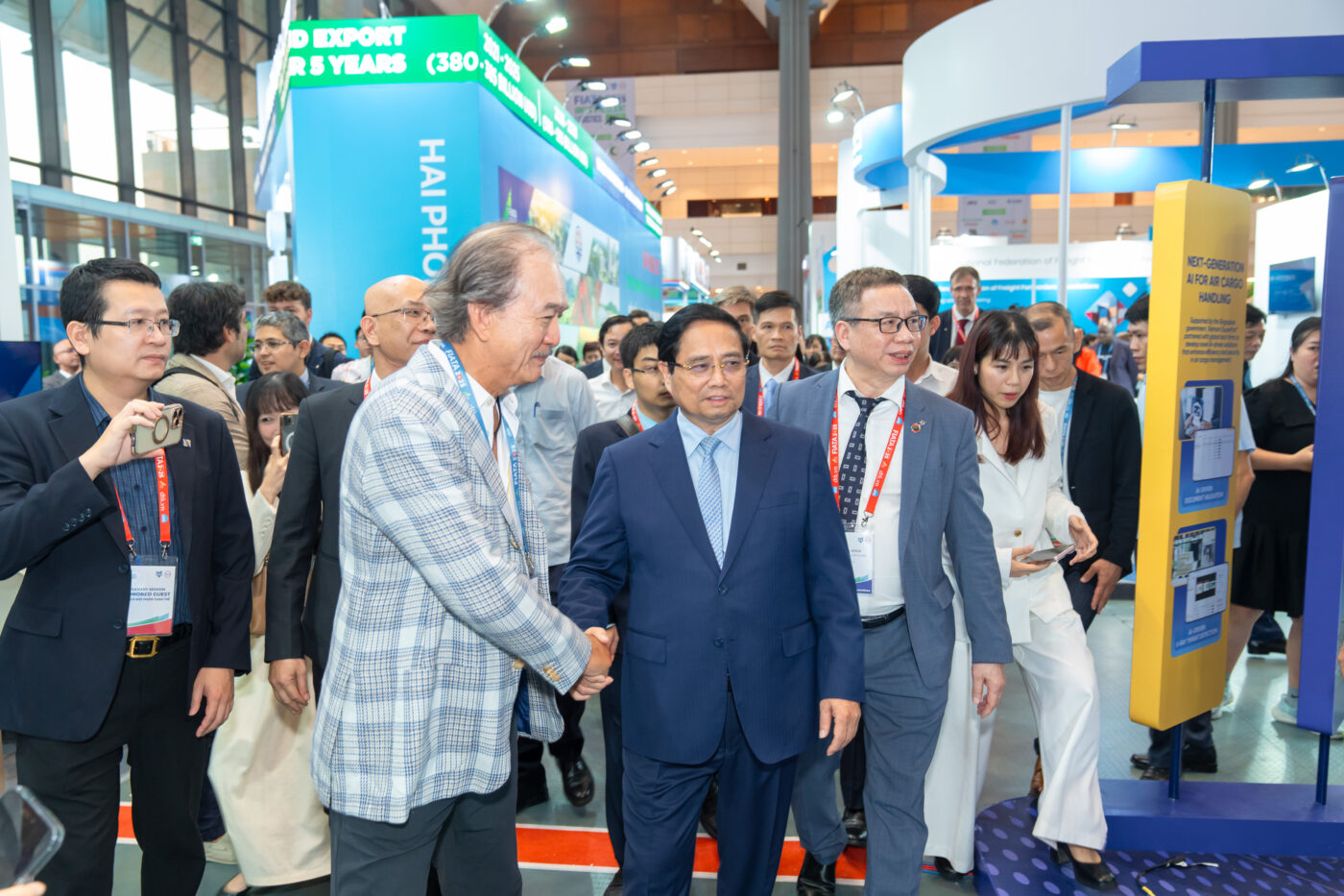Dr. Robert Yap, Executive Chairman of YCH Group welcomed Prime Minister Pham Minh Chinh at the Vietnam SuperPortTM exhibition booth