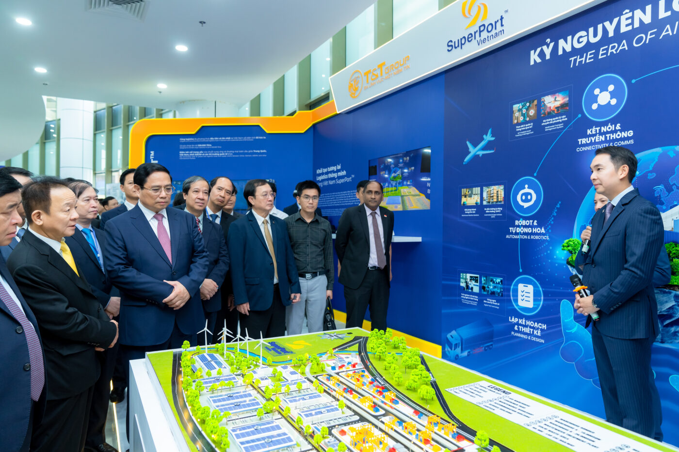Prime Minister Pham Minh Chinh, Singapore's Ambassador to Vietnam Jaya Ratnam, and senior leaders visited the Vietnam SuperPort™