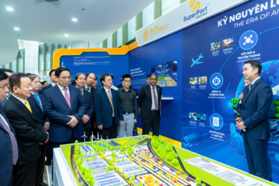Prime Minister Pham Minh Chinh, Singapore's Ambassador to Vietnam Jaya Ratnam, and senior leaders visited the Vietnam SuperPort™