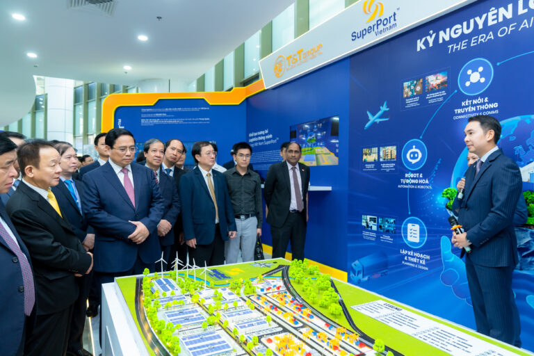 Prime Minister Pham Minh Chinh, Singapore's Ambassador to Vietnam Jaya Ratnam, and senior leaders visited the Vietnam SuperPort™