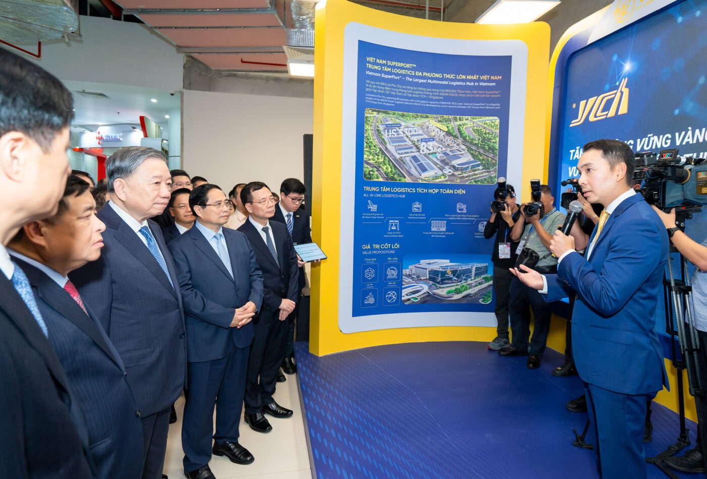 General Secretary To Lam, Prime Minister Pham Minh Chinh, along with a delegation of senior leaders visited the Vietnam SuperPort™ exhibition booth